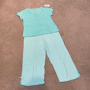 NWT Per Lei 2 Piece Capri Pajama Set Medium